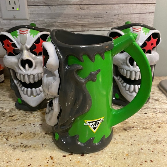MONSTER JAM GRAVE DIGGER CUP LIGHT UP - Picture 3 of 5